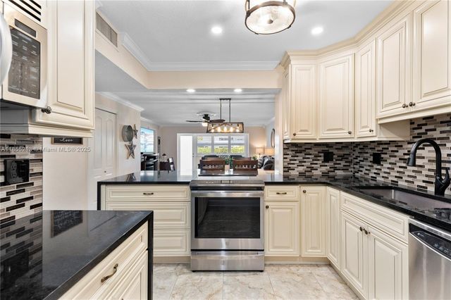 329 SE 3rd St 105T, Hallandale Beach, FL 33009