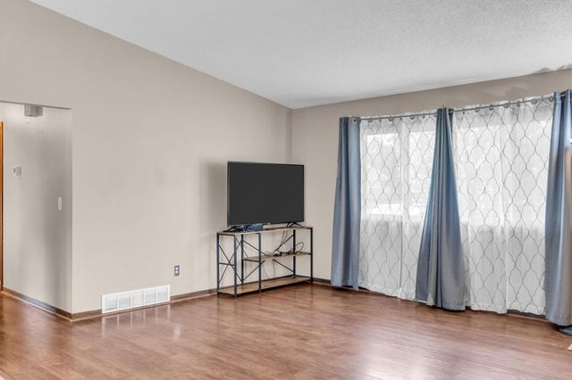 6432 Zealand Avenue N, Brooklyn Park, MN 55428