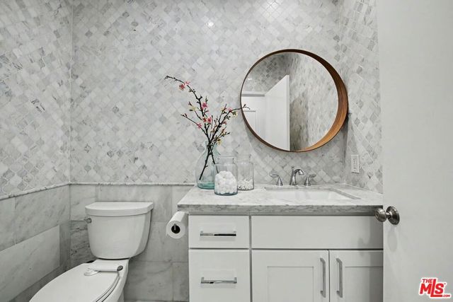 2411 Benedict Canyon Drive, Beverly Hills, CA 90210