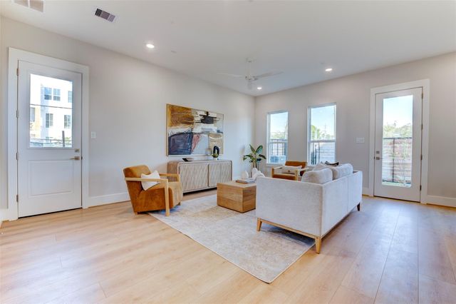 5126 Rosslyn Road, Houston, TX 77018