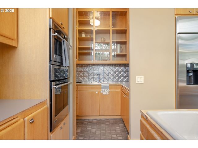 6126 S RIVERPOINT Ln, Portland, OR 97239