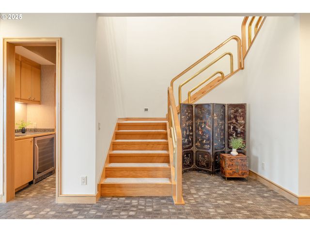 6126 S RIVERPOINT Ln, Portland, OR 97239