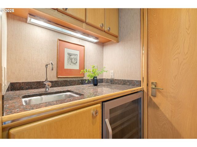 6126 S RIVERPOINT Ln, Portland, OR 97239