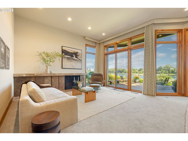 6126 S RIVERPOINT Ln, Portland, OR 97239