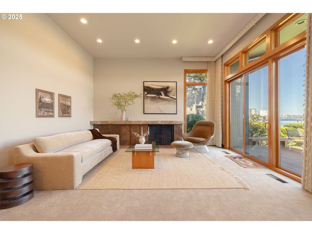 6126 S RIVERPOINT Ln, Portland, OR 97239