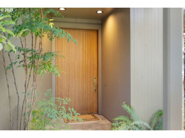 6126 S RIVERPOINT Ln, Portland, OR 97239