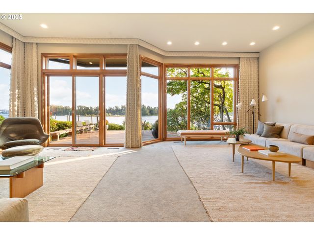 6126 S RIVERPOINT Ln, Portland, OR 97239