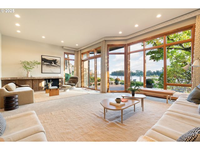 6126 S RIVERPOINT Ln, Portland, OR 97239