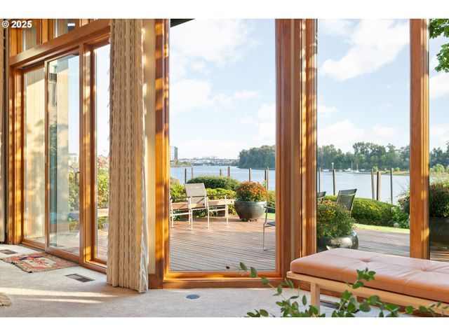 6126 S RIVERPOINT Ln, Portland, OR 97239