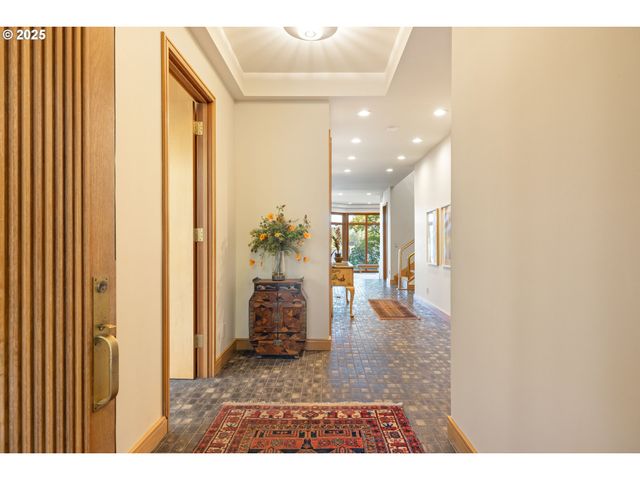 6126 S RIVERPOINT Ln, Portland, OR 97239