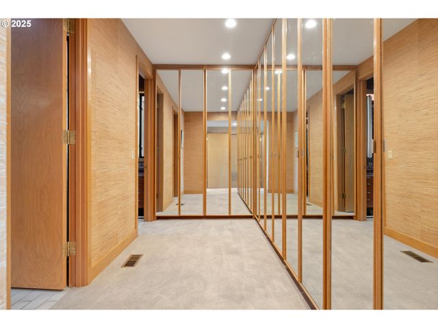 6126 S RIVERPOINT Ln, Portland, OR 97239