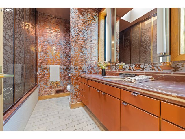 6126 S RIVERPOINT Ln, Portland, OR 97239