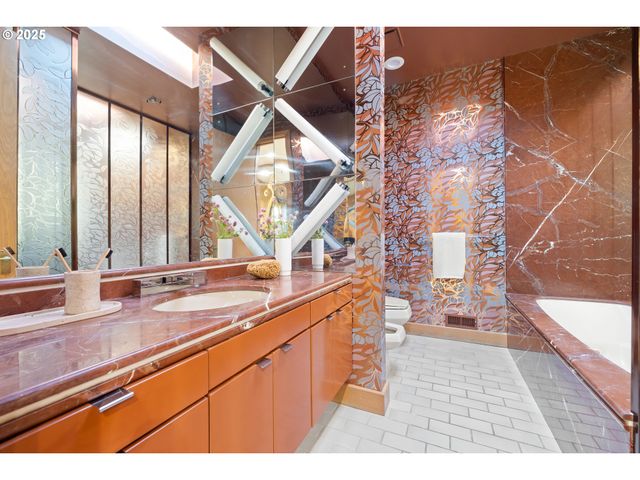 6126 S RIVERPOINT Ln, Portland, OR 97239