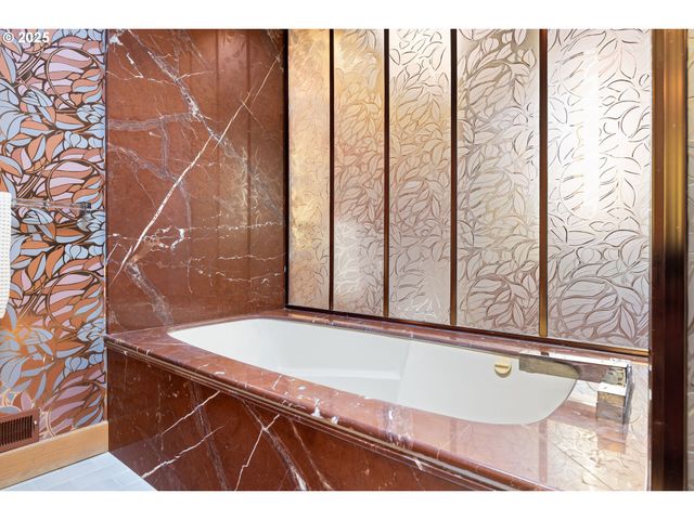 6126 S RIVERPOINT Ln, Portland, OR 97239