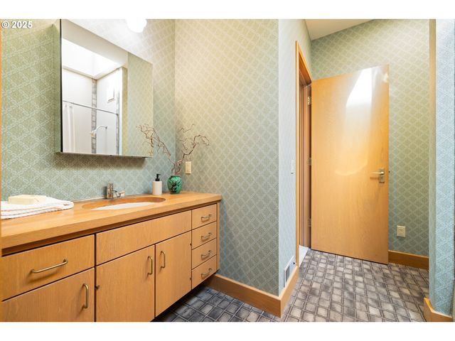 6126 S RIVERPOINT Ln, Portland, OR 97239