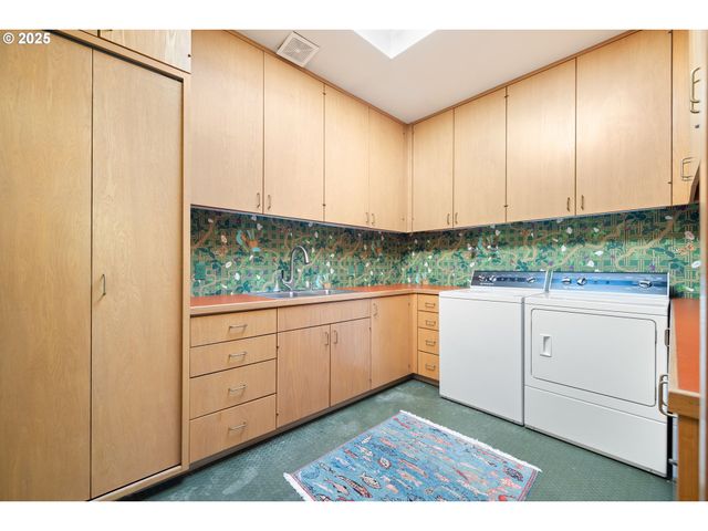 6126 S RIVERPOINT Ln, Portland, OR 97239