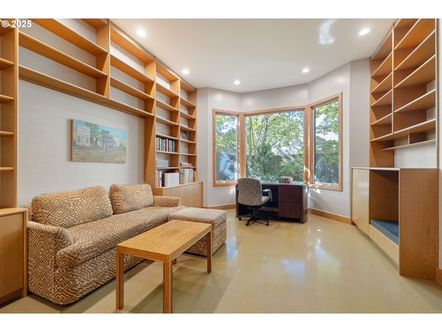 6126 S RIVERPOINT Ln, Portland, OR 97239