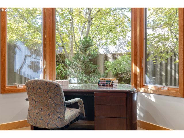 6126 S RIVERPOINT Ln, Portland, OR 97239