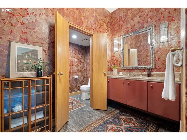 6126 S RIVERPOINT Ln, Portland, OR 97239