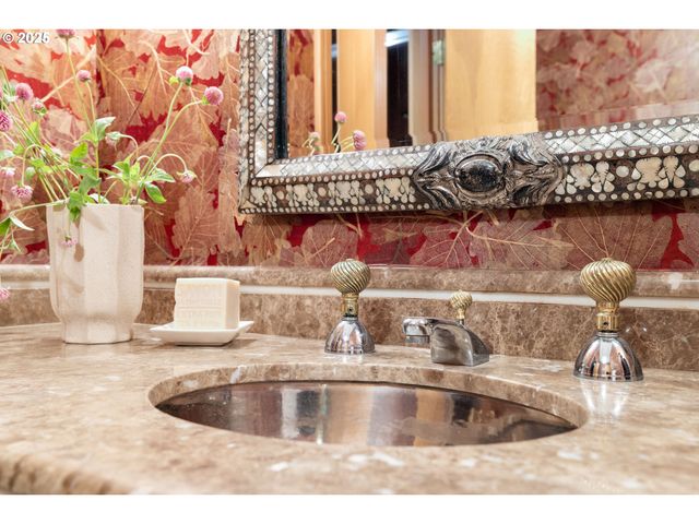 6126 S RIVERPOINT Ln, Portland, OR 97239