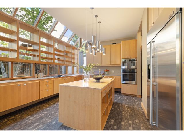 6126 S RIVERPOINT Ln, Portland, OR 97239