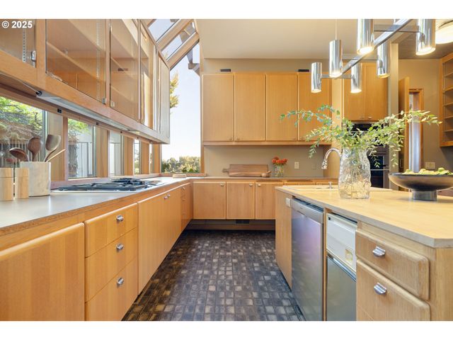 6126 S RIVERPOINT Ln, Portland, OR 97239