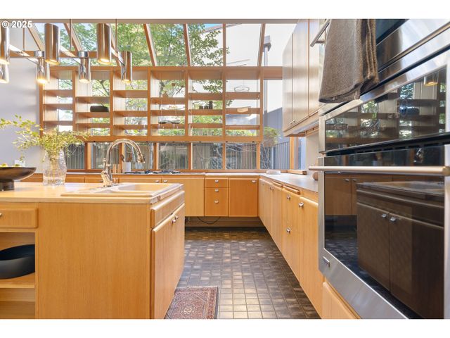 6126 S RIVERPOINT Ln, Portland, OR 97239