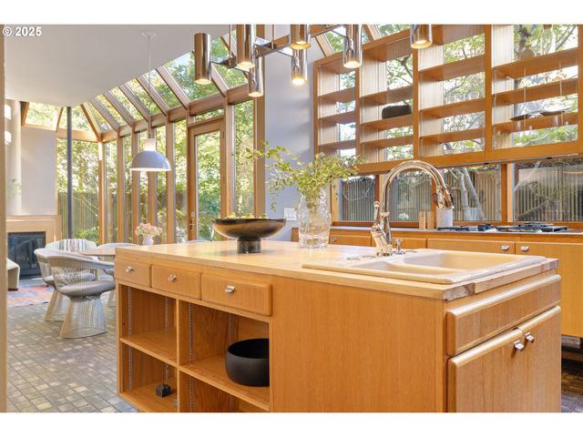 6126 S RIVERPOINT Ln, Portland, OR 97239