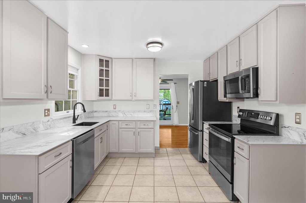 Image 19 of property listing at 1005 HAWK CHANNEL CT, West River, MD 20778