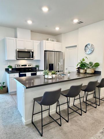 1017 San Anselmo Ln, Roseville, CA 95747