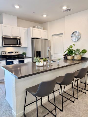 1017 San Anselmo Ln, Roseville, CA 95747