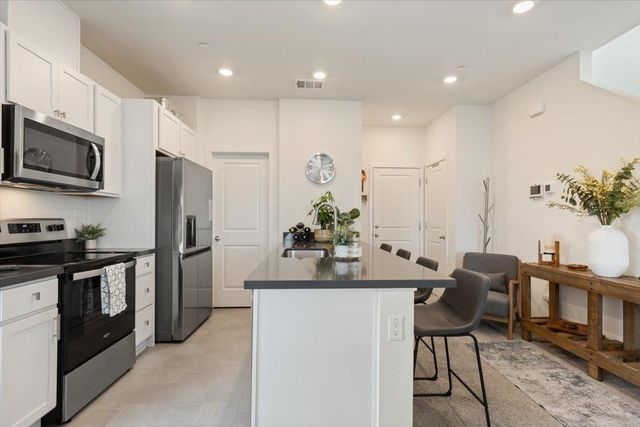 1017 San Anselmo Ln, Roseville, CA 95747