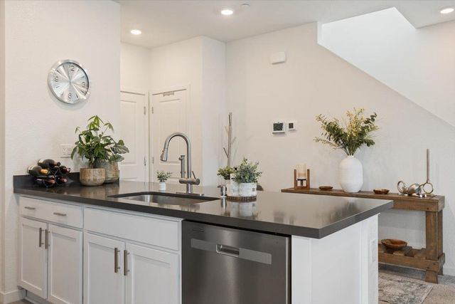 1017 San Anselmo Ln, Roseville, CA 95747