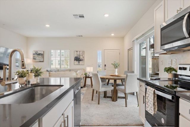 1017 San Anselmo Ln, Roseville, CA 95747