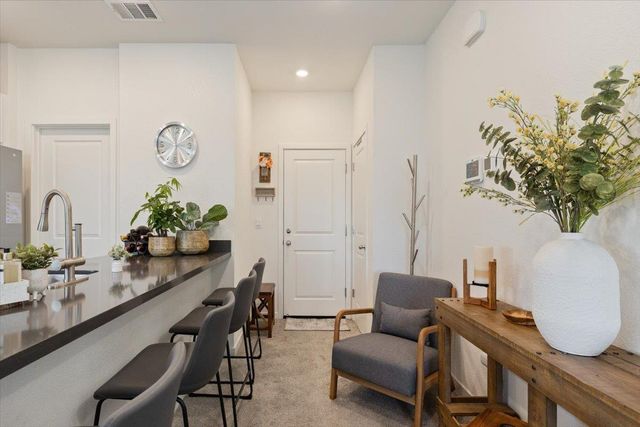 1017 San Anselmo Ln, Roseville, CA 95747