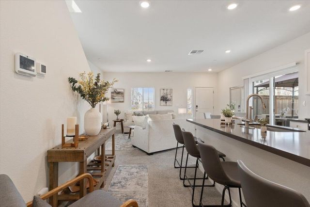 1017 San Anselmo Ln, Roseville, CA 95747