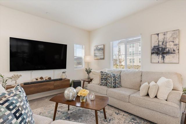 1017 San Anselmo Ln, Roseville, CA 95747