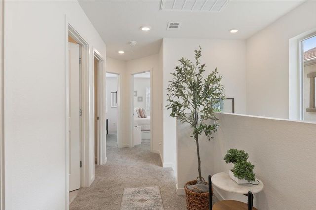 1017 San Anselmo Ln, Roseville, CA 95747