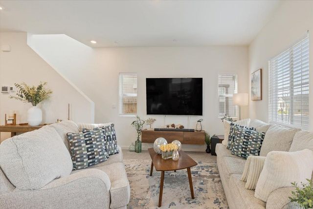 1017 San Anselmo Ln, Roseville, CA 95747