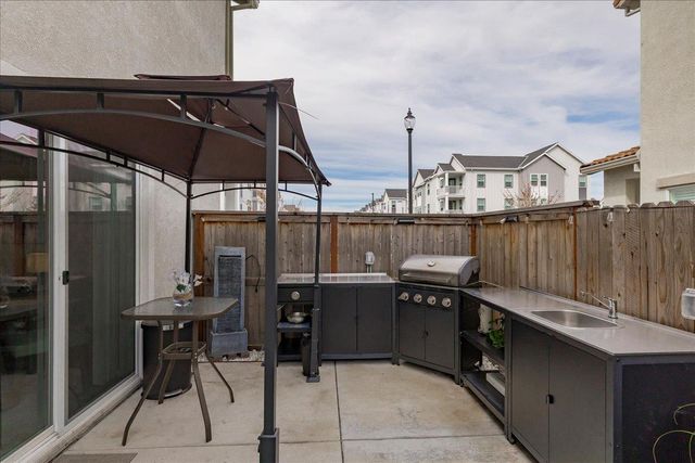 1017 San Anselmo Ln, Roseville, CA 95747