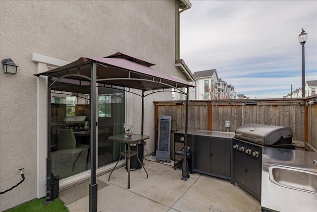 1017 San Anselmo Ln, Roseville, CA 95747