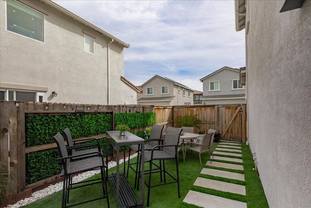 1017 San Anselmo Ln, Roseville, CA 95747