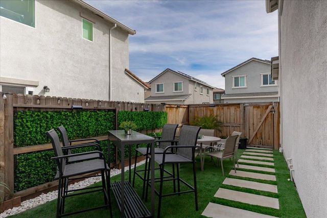 1017 San Anselmo Ln, Roseville, CA 95747