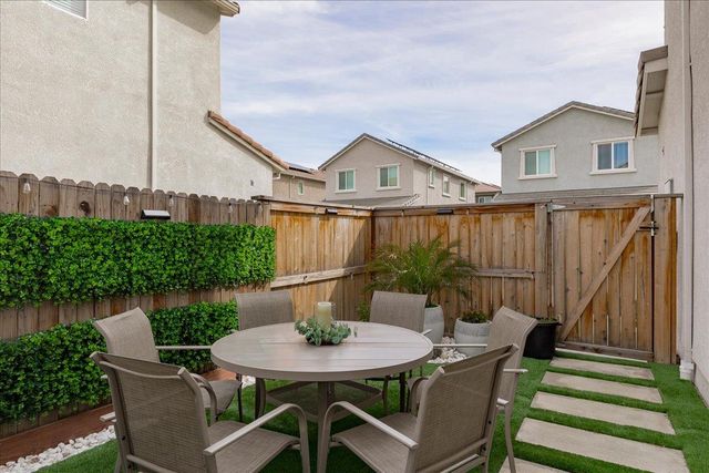 1017 San Anselmo Ln, Roseville, CA 95747