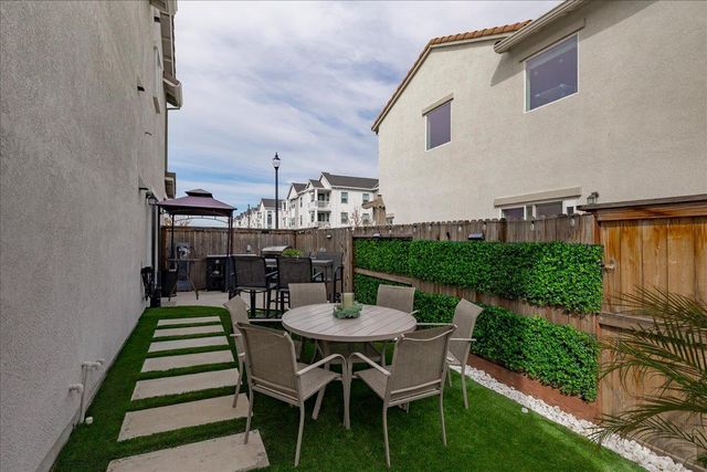 1017 San Anselmo Ln, Roseville, CA 95747