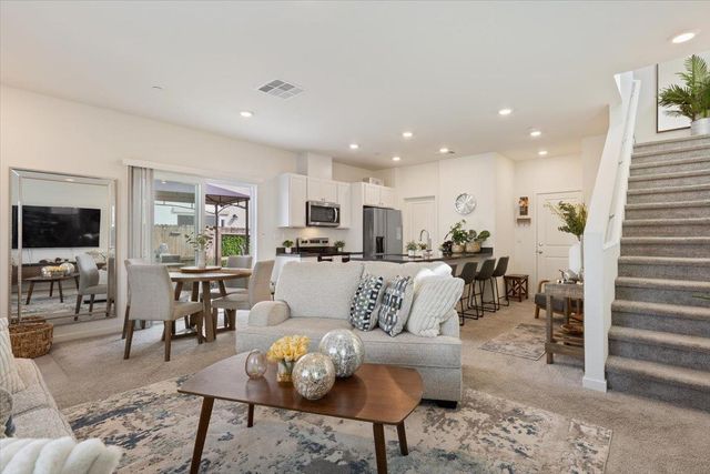 1017 San Anselmo Ln, Roseville, CA 95747