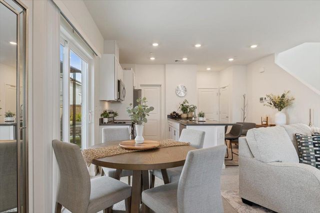 1017 San Anselmo Ln, Roseville, CA 95747