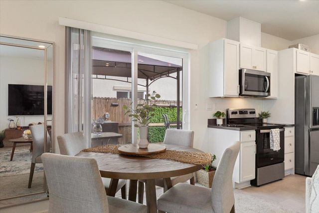 1017 San Anselmo Ln, Roseville, CA 95747