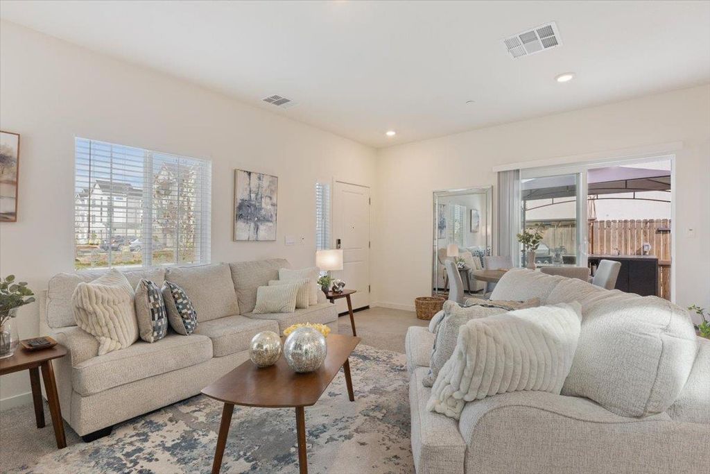 1017 San Anselmo Ln, Roseville, CA 95747