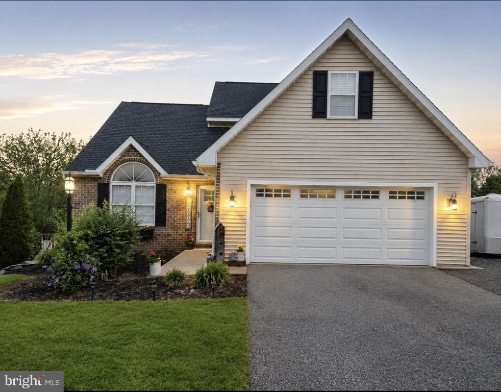 138 WINSTON DR, York, PA 17408